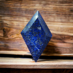 LAPIS LAZULI FORME DIAMANT SUR SOCLE 1